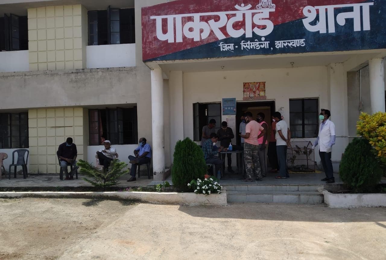 सिमडेगा के पाकरटांड़ में बीडीओ और थाना प्रभारी सहित सभी जवान कोरेंटिन में