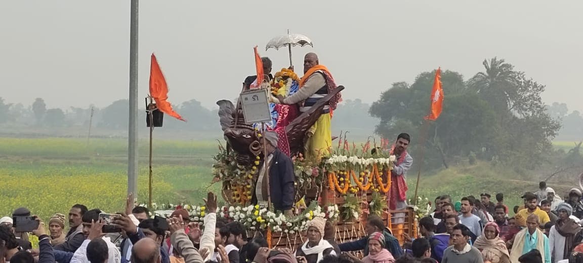 मंदार में निकली भगवान मधुसूदन की शाही शोभायात्रा, मकर संक्रांति पर पाप हरिणी सरोवर में लोगों ने लगायी डूबकी