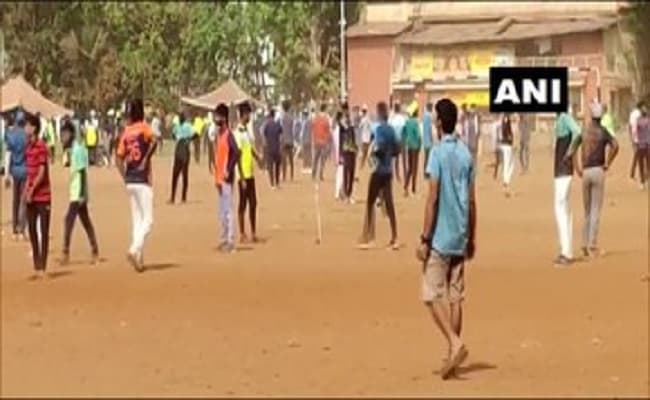 मुंबई में लापरवाही के कारण बढ़ रहे कोरोना के मामले!, क्रिकेट मैच के दौरान बिना मास्क के नजर आए लोग