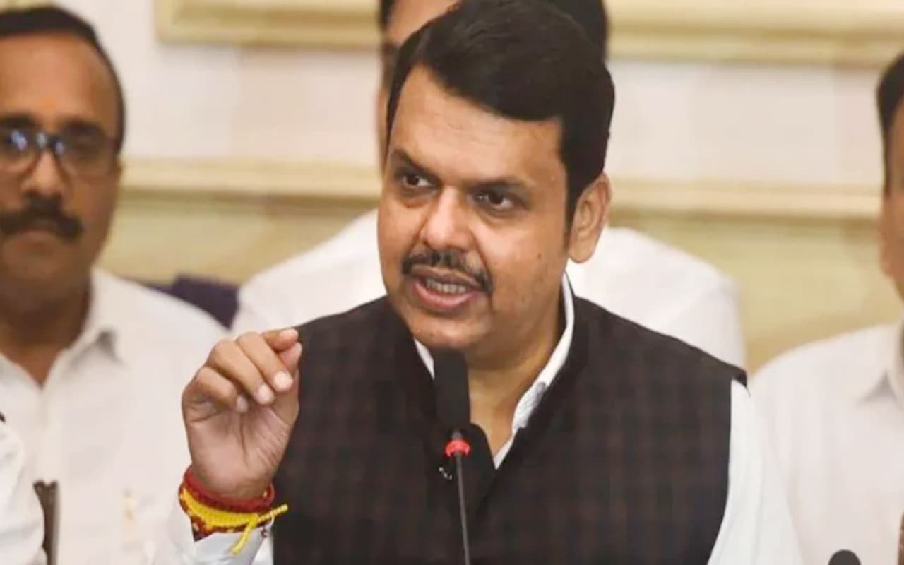 Maharashtra: संजय राउत ने मुख्यमंत्री शिंदे के बेटे पर लगाया धमकी देने का आरोप, फडणवीस ने भी किया पलटवार