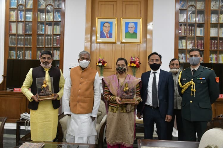 Bihar News: PM मोदी ने 'मन की बात' में बिहार के जिन दो लोगों का किया था जिक्र, उन्हें राज्यपाल ने किया सम्मानित