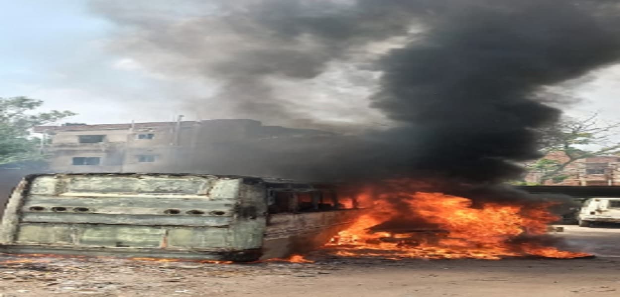 Jharkhand News: लालपुर के पास बस में लगी आग, कोई हताहत नहीं