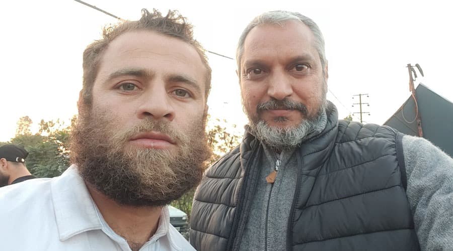 अरे ये राहुल गांधी नहीं हैं! जब कांग्रेस नेता के हमशक्ल के साथ सेल्फी लेने लगे लोग, जानें कौन है वो