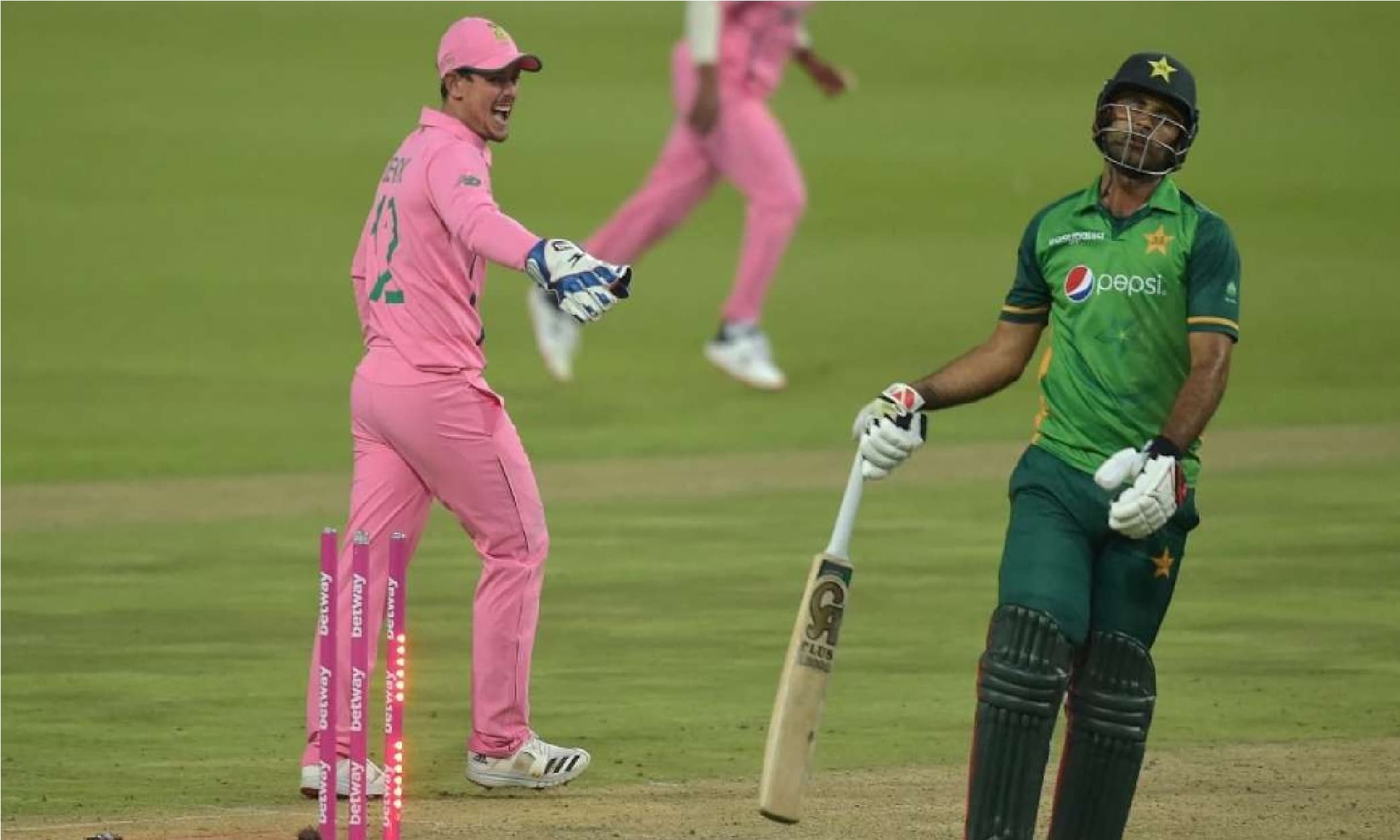 PAK vs SA : धोखे से किया गया फखर जमान को आउट ? गुस्से से लाल हुए शोएब अख्तर, सोशल मीडिया में फैन्स ने डिकॉक बताया 'चीटर'