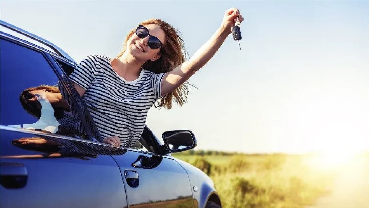 PHOTO: छोटी फैमिली के लिए बेस्ट है 3.99 लाख रुपये कीमत वाली ये कारें, 33km की देती है माइलेज, देखें