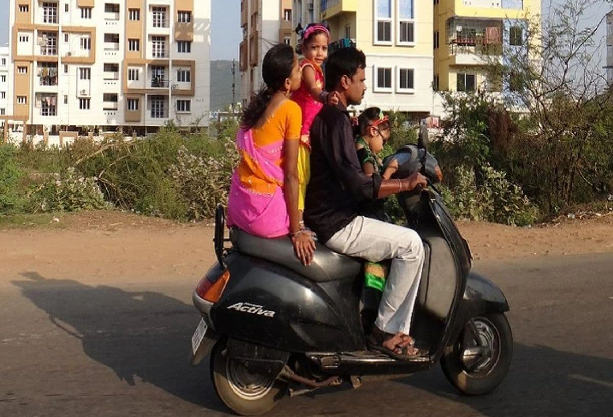New Traffic Rule: बीवी-बच्चे को दोपहिया पर बैठाकर निकले, तो कटेगा चालान; जान लें यह नियम