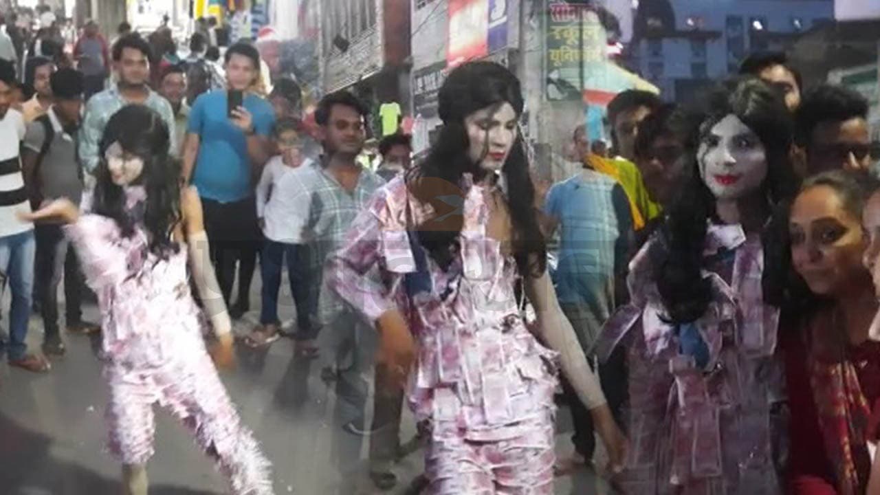 बिहार: 2000 का नोट लपेट सड़क पर निकला उर्फी जावेद का फैन, जानें फिर क्या हुआ