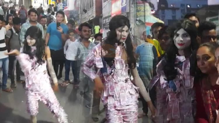 बिहार: 2000 का नोट लपेट सड़क पर निकला उर्फी जावेद का फैन, जानें फिर क्या हुआ