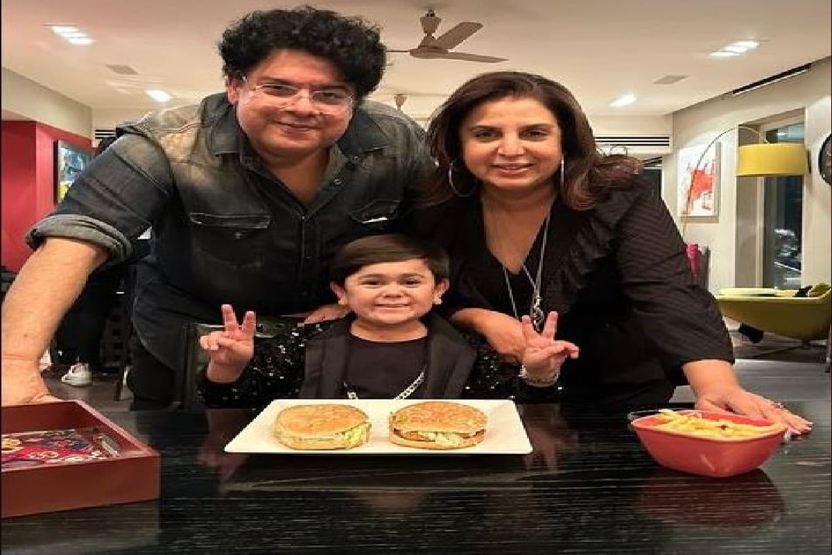 बिग बॉस के घर से निकलते ही अब्दु रोजिक से मिले साजिद खान, फराह ने दोनों भाईयों को दिया बर्गर ट्रीट, PHOTOS