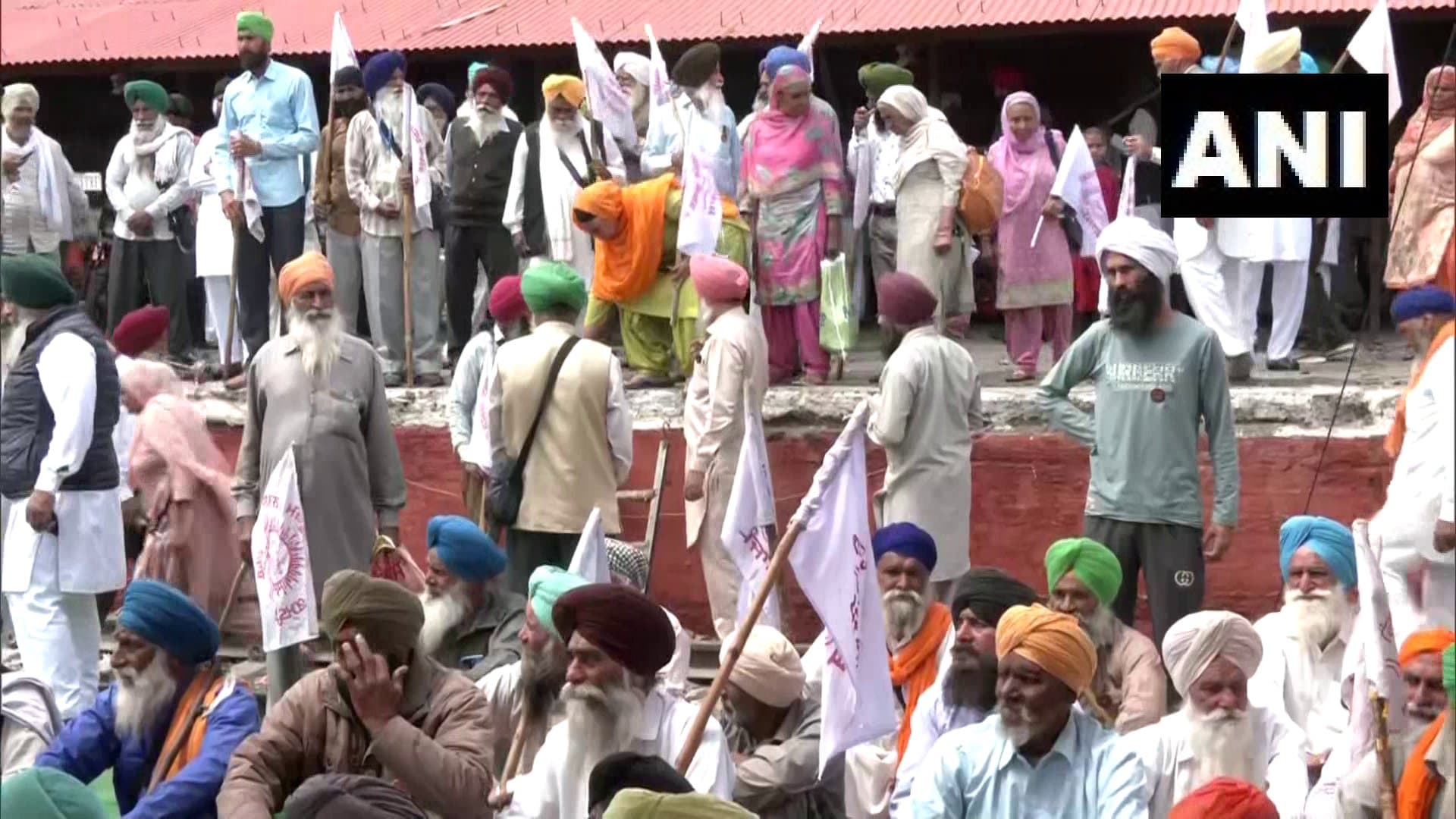 Punjab News: पंजाब के फिर सड़कों पर उतरे किसान, रेलवे ट्रैक किया जाम, सीएम मान ने दिया ये निर्देश