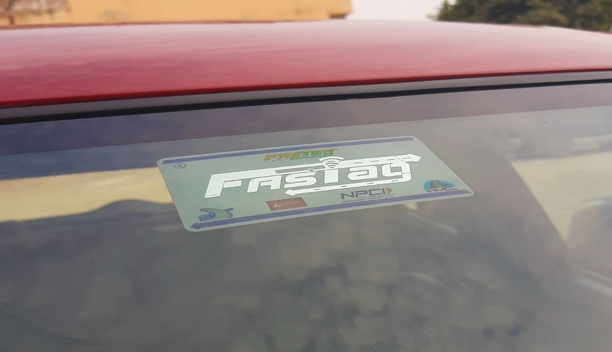 FASTag news : फास्टैग चोरी हो जाने या फटने के बाद न हों परेशान, आप घर बैठे ऐसे निकालें इस समस्या का हल