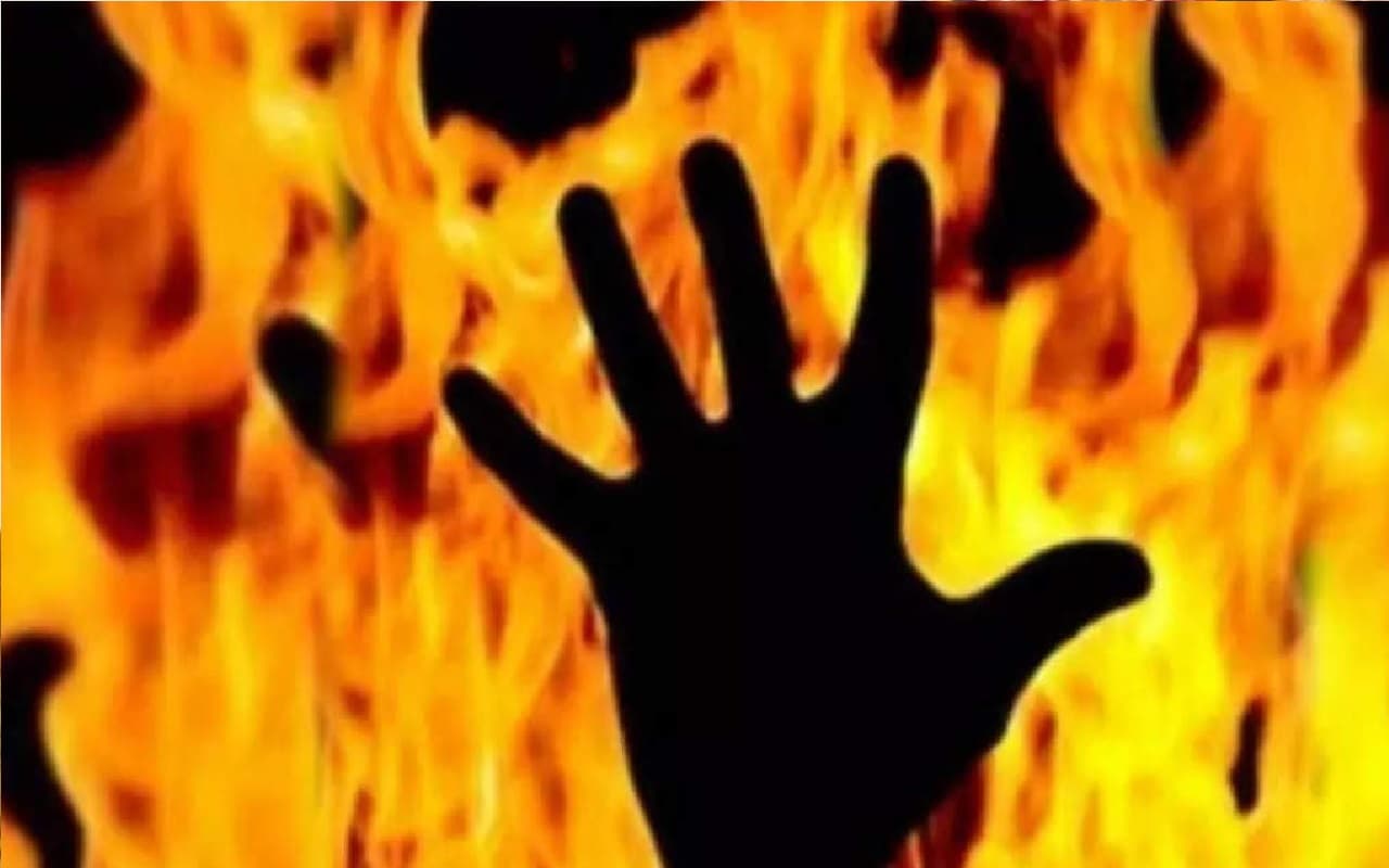 Pakistan: होमवर्क नहीं करने पर बाप ने बेटे पर मिट्टी का तेल छिड़क कर लगायी आग, मौत
