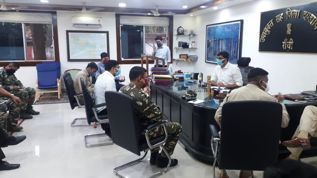 हिंदपीढ़ी में आवाजाही पर पूरी तरह से रोक, CRPF के अधिकारियों के साथ DC ने की बैठक