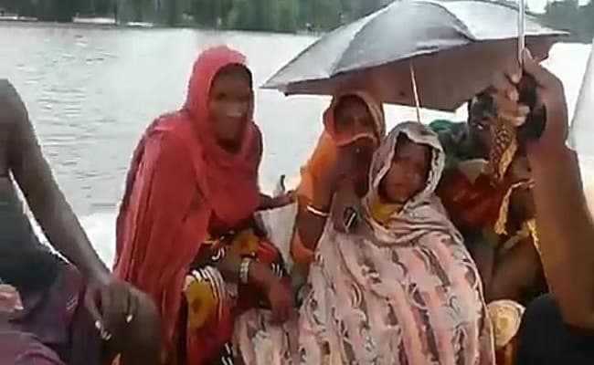 Bihar Flood 2020: बाढ़ संकट के दौरान NDRF की टीम ने प्रसव पीड़ा से कराह रही महिला व सर्पदंश के शिकार बच्चे का किया रेस्क्यू