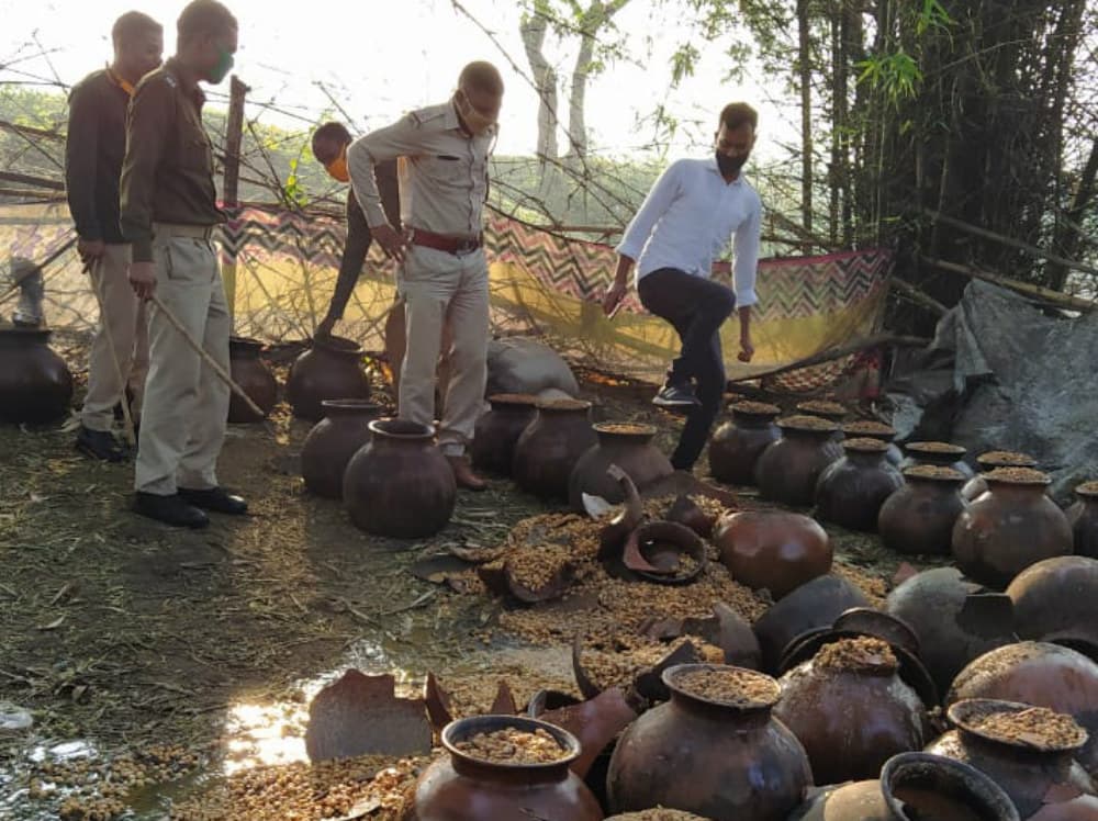 शराब उन्मूलन के खिलाफ चला अभियान, सौ शराब भट्ठियों को किया ध्वस्त