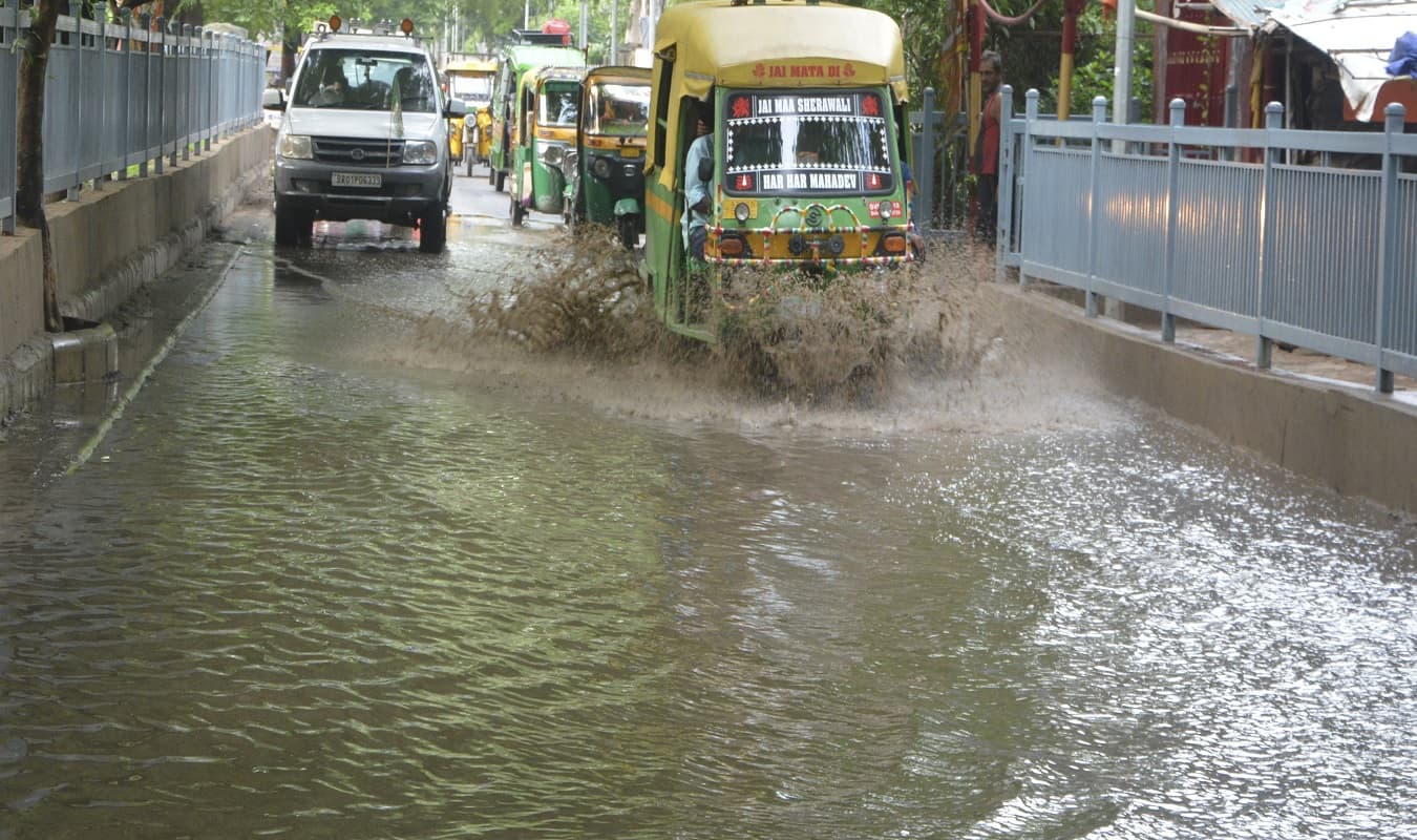पटना में बारिश से सड़कों पर जमा हुआ पानी, गंगा घाट की सीढ़ियों पर भी चढ़ा पानी, तस्वीरों में देखें हालात