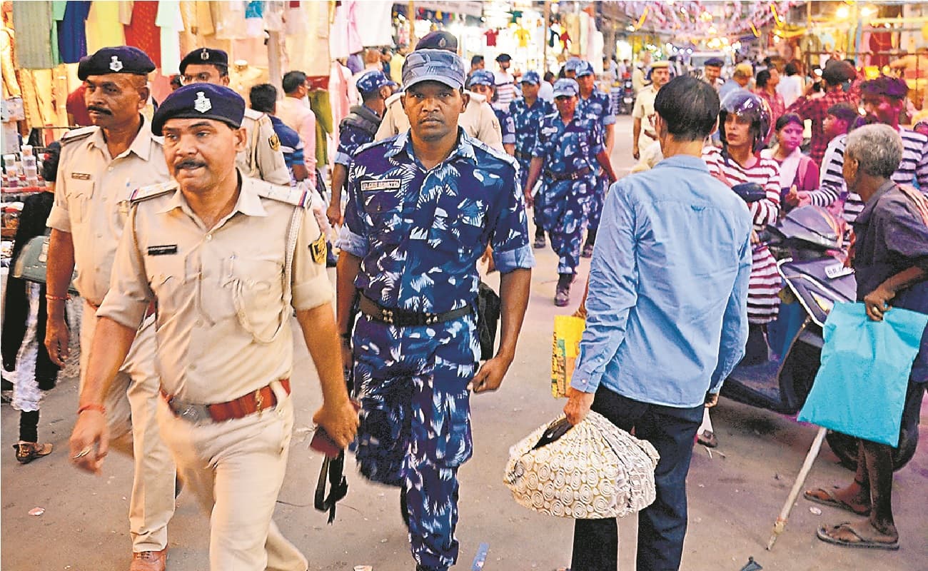 ईद को लेकर पटना में 357 जगहों पर दंडाधिकारियों की तैनाती, गांधी मैदान में इन गेटों से होगा नमाजियों का प्रवेश ईद को लेकर पटना में 357 जगहों पर दंडाधिकारियों की तैनाती, गांधी मैदान में इन गेटों से होगा नमाजियों का प्रवेश