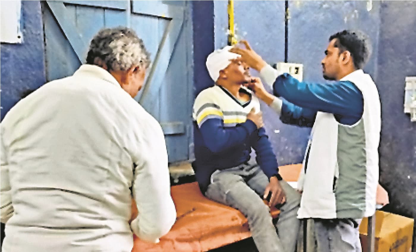 नवादा में दोस्त के साथ झूलने का विरोध करने पर पत्नी ने पति को पीटा, पति ने लगाई जान की सुरक्षा की गुहार