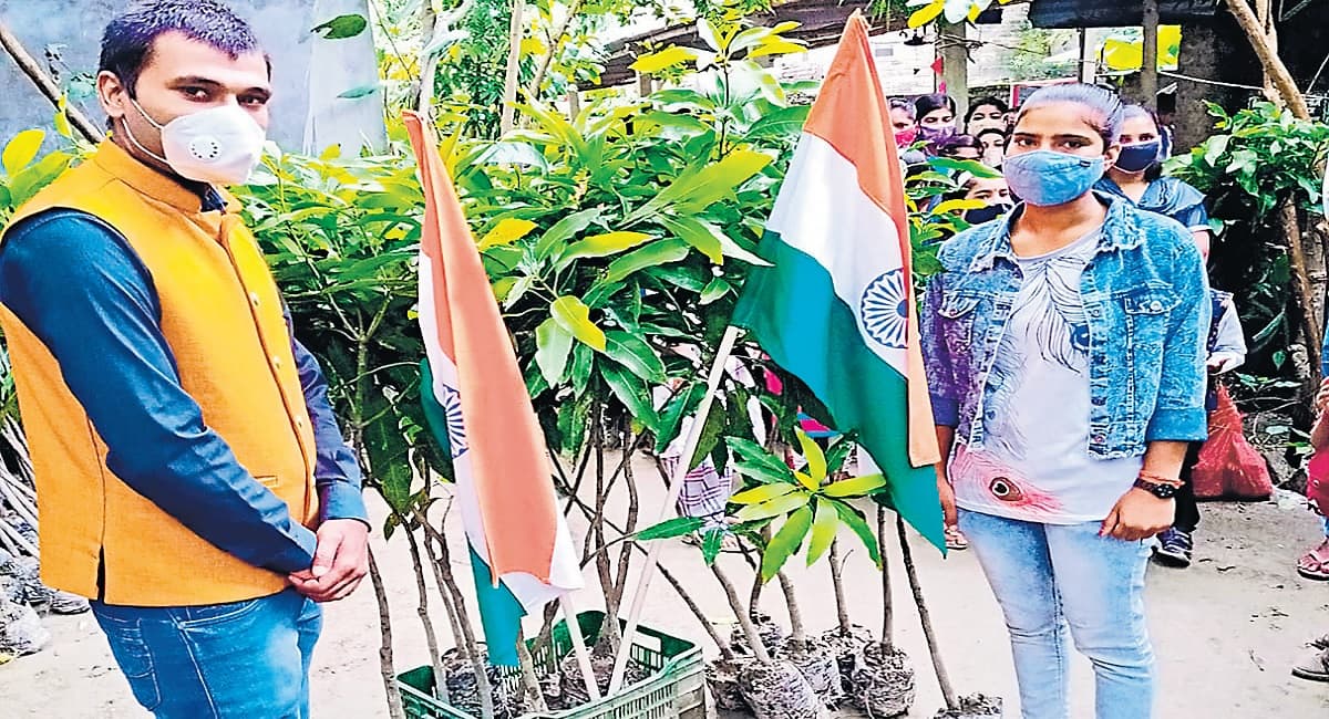Teachers’ Day: फीस के बदले बच्चों से 18 पौधे लेते हैं बिहार के शिक्षक राजेश सुमन, जानिये ट्रीमैन के बारे में
