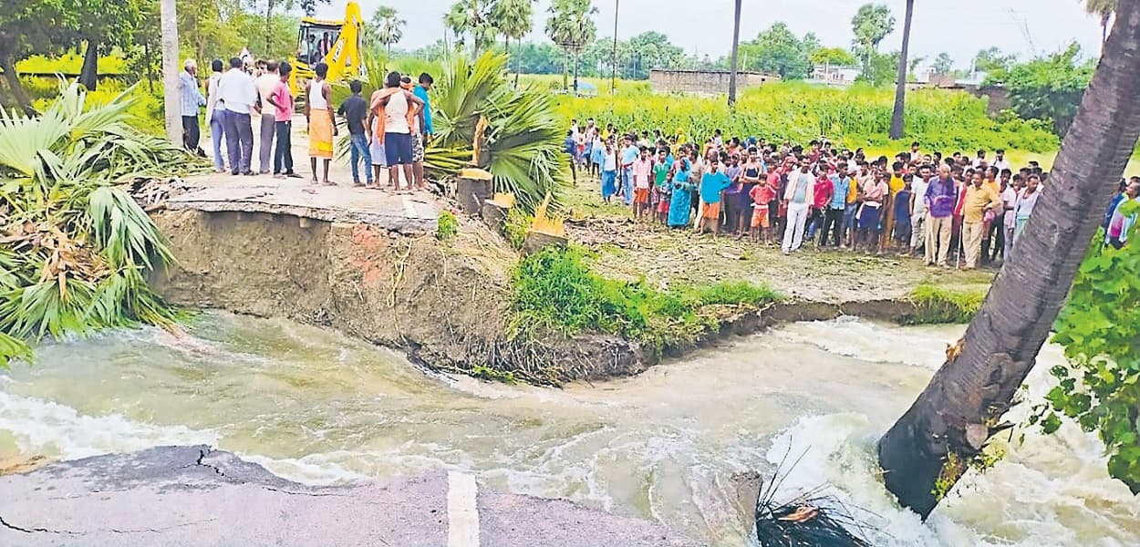 Bihar News: वैशाली में नदी के पानी का बढ़ा दबाव, टूटा बांध, समस्तीपुर में फैला बाढ़ का पानी