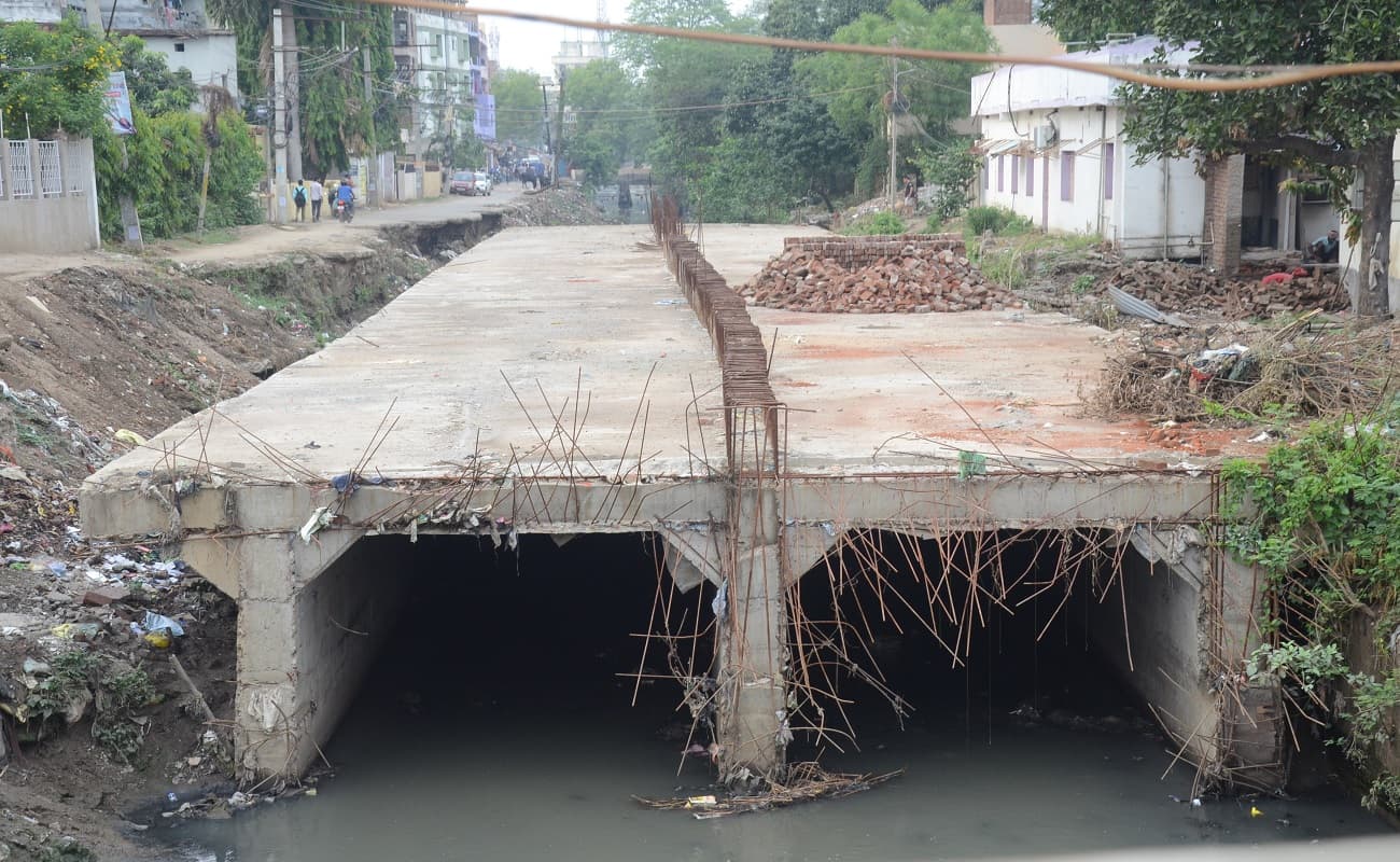 भागलपुर: फंड के अभाव में सड़क व नाले का निर्माण ठप, मॉनसून से पहले सड़क व नाले नहीं बने तो डूबेगा शहर