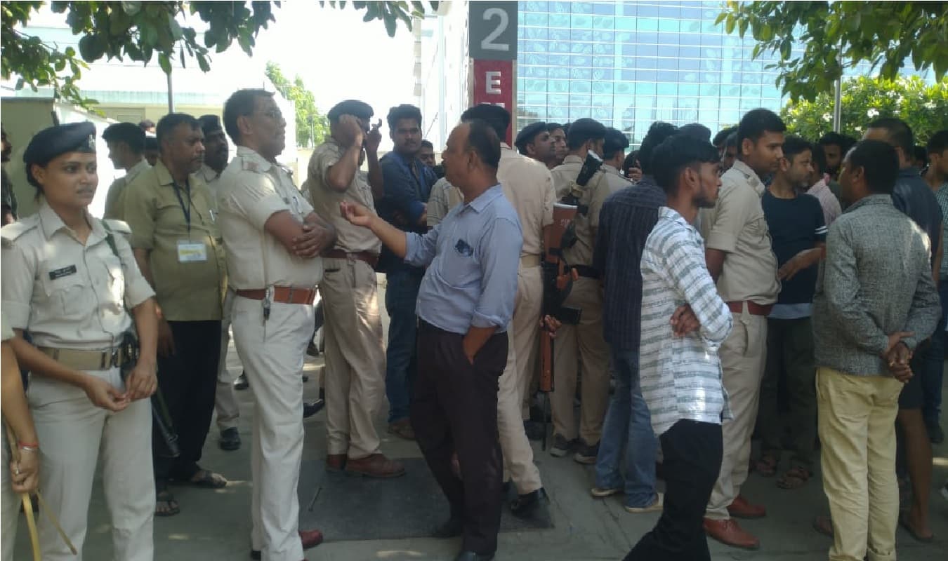 पटना के मेदांता अस्पताल पर मरीज के इलाज में लापरवाही व अधिक रुपये लेने का आरोप, परिजनों ने किया हंगामा