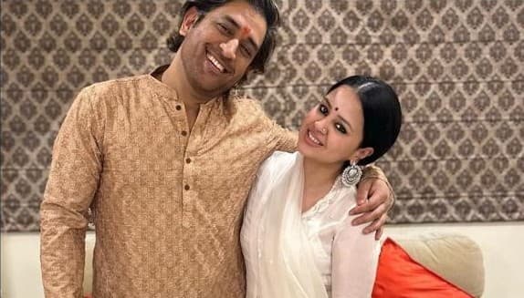 MS Dhoni ने ऋषभ पंत और साक्षी संग मनाई दिवाली, नहीं देखी होगी आपने ये PHOTOS