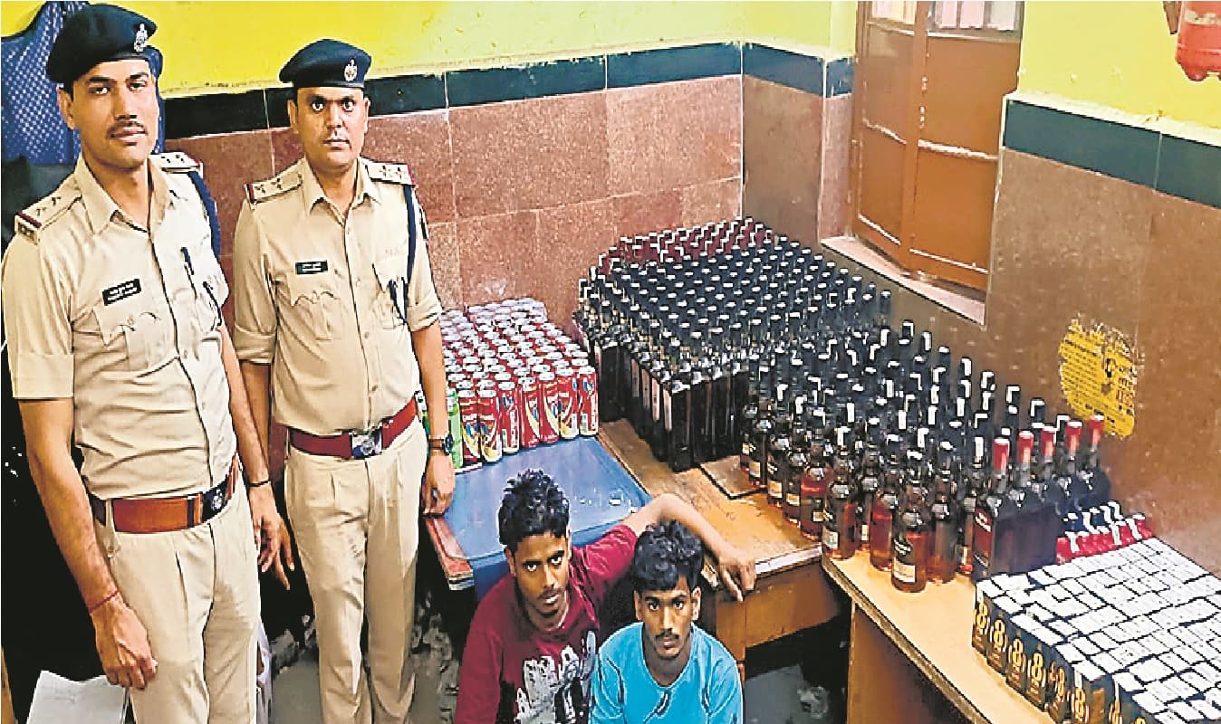 पटना: शराब तस्करों को छुड़ाने के लिए स्वतंत्रता संग्राम एक्सप्रेस पर पथराव, पुलिस ने खदेड़ा, दो तस्कर गिरफ्तार