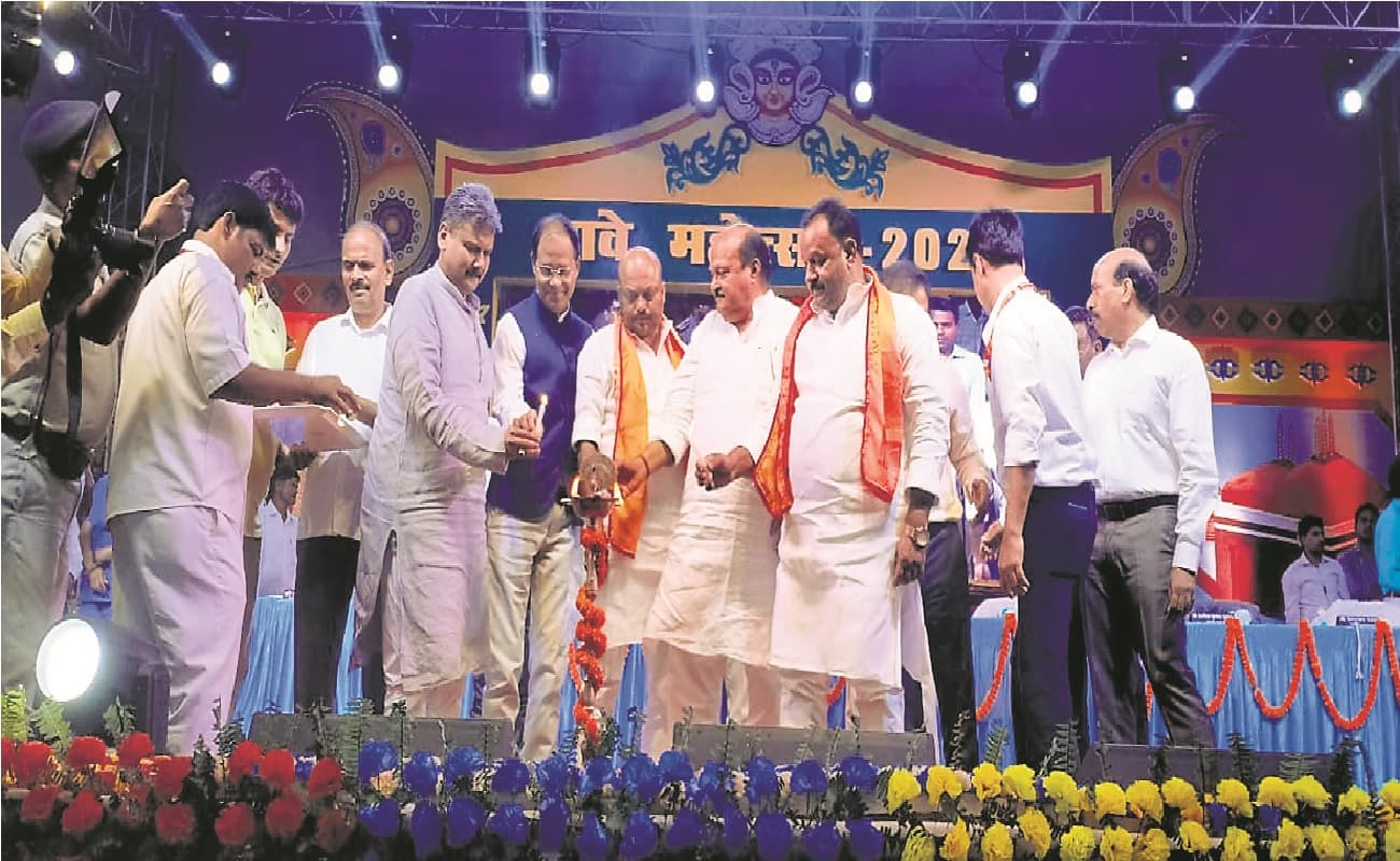 गोपालगंज में देवी आराधना से हुआ थावे महोत्सव का आगाज, देशभक्ति गीत से प्रियंका ने किया समापन