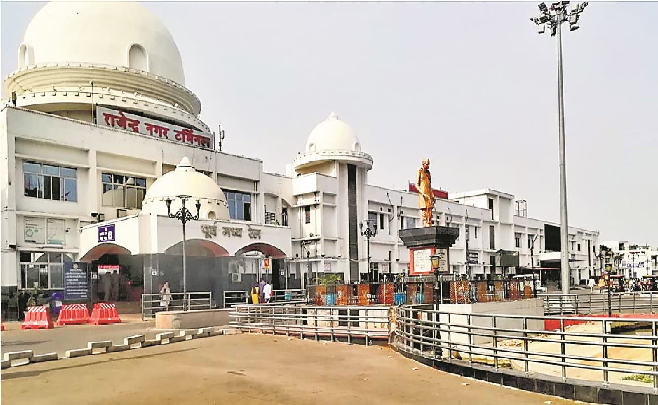 पटना के स्टेशन पर महिला बुकिंग क्लर्क ने किया बवाल, खैनी लगाते जांच करने पहुंचे अवर निरीक्षक, फिर...