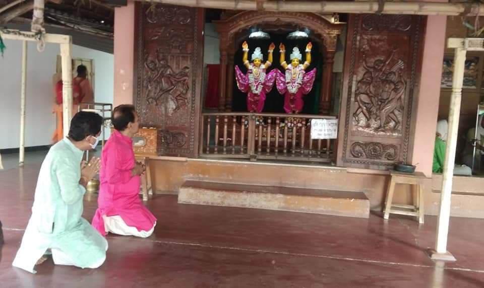 चुनाव जीतने के लिए मंदिर, मस्जिद की दौड़ लगा रहे TMC-BJP  उम्मीदवार, ईश्वर से मांग रहे जीत का आशिर्वाद