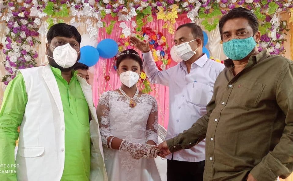 गुमला के चर्च में सोशल डिस्टैंसिंग के साथ बच्चों ने ग्रहण किया प्रथम परम प्रसाद