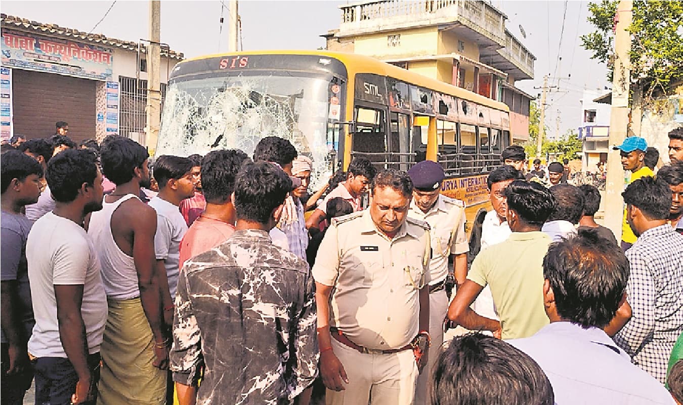 बिहार: वैशाली में स्कूल बस से उतर रहा था पांच वर्षीय छात्र, ड्राइवर ने झटके से बढ़ा दी बस, चक्के से दबकर मौत