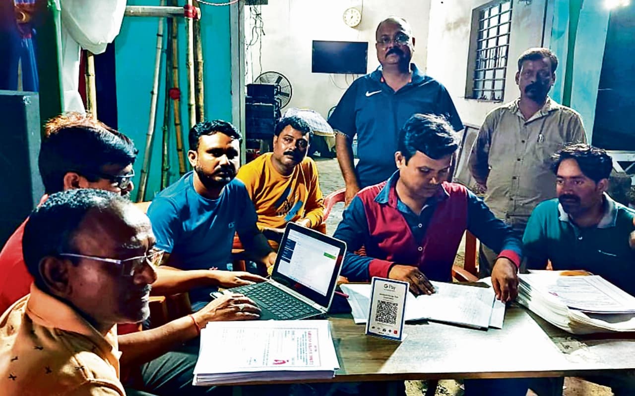 अब डिजिटल हो गयी दुर्गा पूजा, जमशेदपुर के पंडालों में और रसीद पर क्यूआर कोड का हो रहा इस्तेमाल अब डिजिटल हो गयी दुर्गा पूजा, जमशेदपुर के पंडालों में और रसीद पर क्यूआर कोड का हो रहा इस्तेमाल