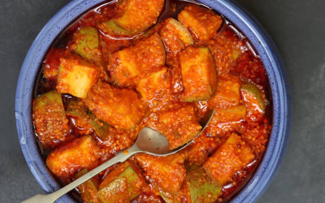 Mango Pickle Recipe: पेट दर्द से राहत दिलाएगा आम का अचार, नोट करें रेसिपी...