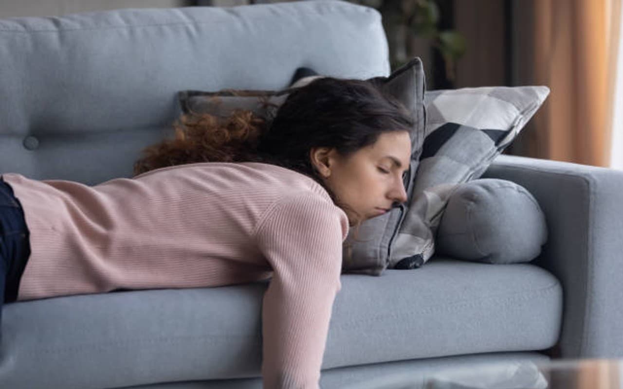 दिनभर रहने वाली थकान की न करें अनदेखी, ऐसे मिटाएं थकान