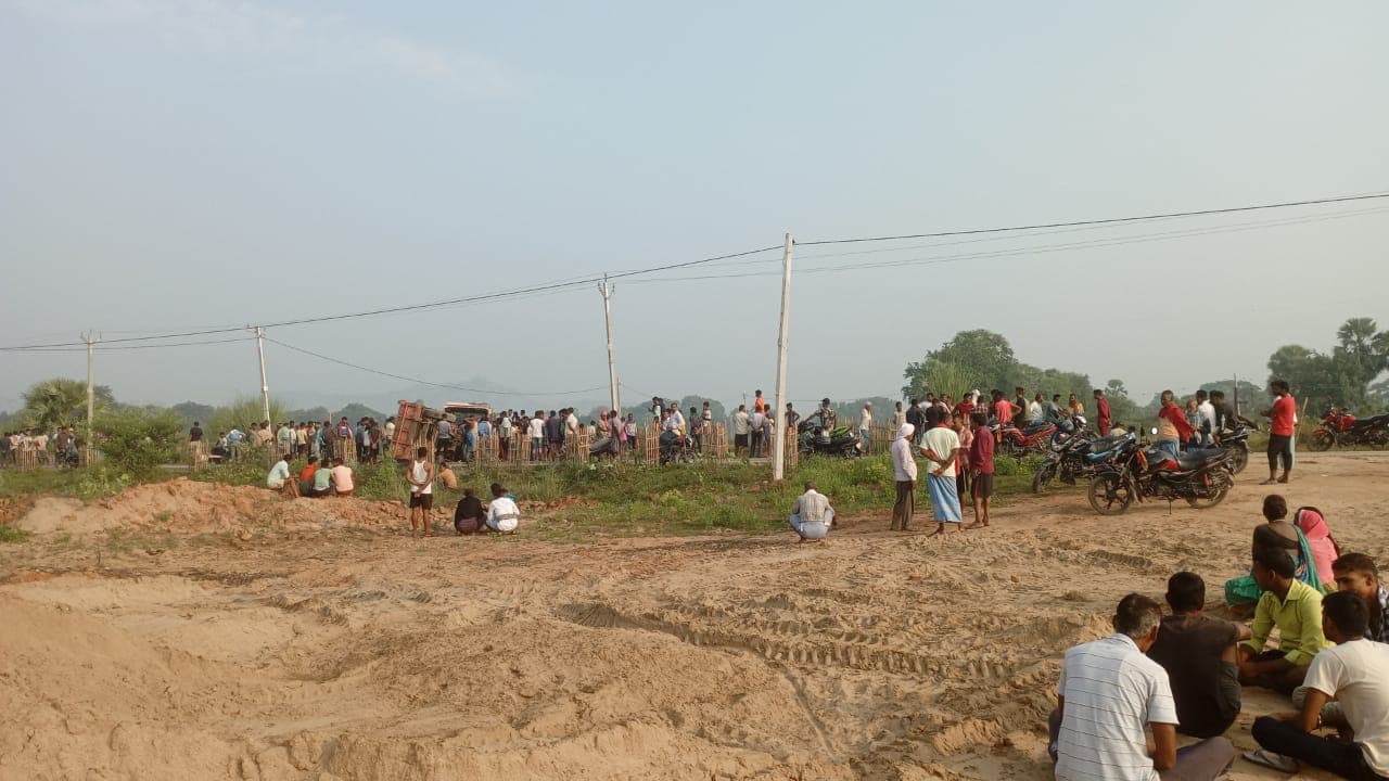 गया में बालू लदे ट्रैक्टर ने चार लोगों को कुचला, एक की मौत, गुस्साये लोगों ने पुलिस को खदेड़ा