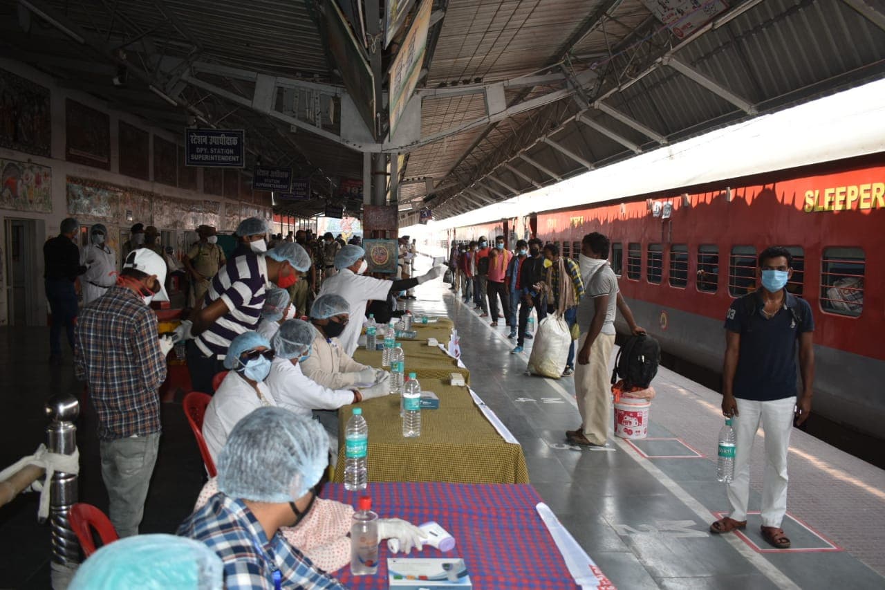 IRCTC Special Trains/Bihar Updates : प्रवासियों को लेकर बिहार पहुंची स्पेशल ट्रेनें, स्टेशन पहुंचते ही चूमी धरती, भेजा गया क्वारेंटाइन सेंटर