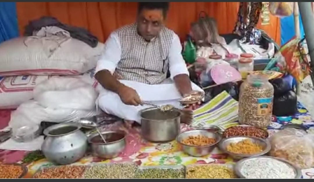 Bihar News: भैंस का दूध दूहने के बाद अब मेला में भूंजा बेचते दिखे भाजपा विधायक ललन पासवान, वीडियो वायरल