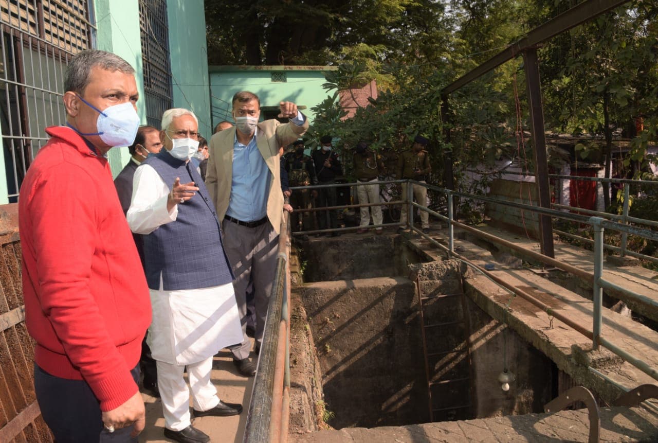 नीतीश कुमार अचानक दिखे पटना की सड़कों पर, विकास योजनाओं का किया निरीक्षण