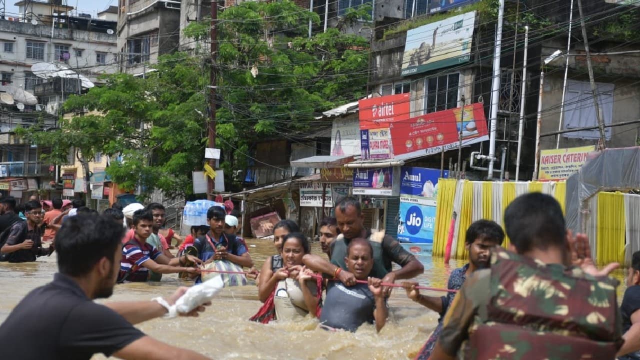 Assam Floods: असम में मूसलाधार बारिश से बिगड़े हालात, मौमस विभाग ने इन जिलों में जारी किया अलर्ट
