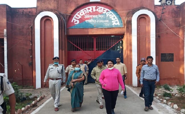 PHOTOS: नागिन एक्ट्रेस करिश्मा तन्ना ब्लू ड्रेस में दिखीं काफी हॉट, फैंस ने कमेंट में लिखा- 'आपकी नजरों में...'