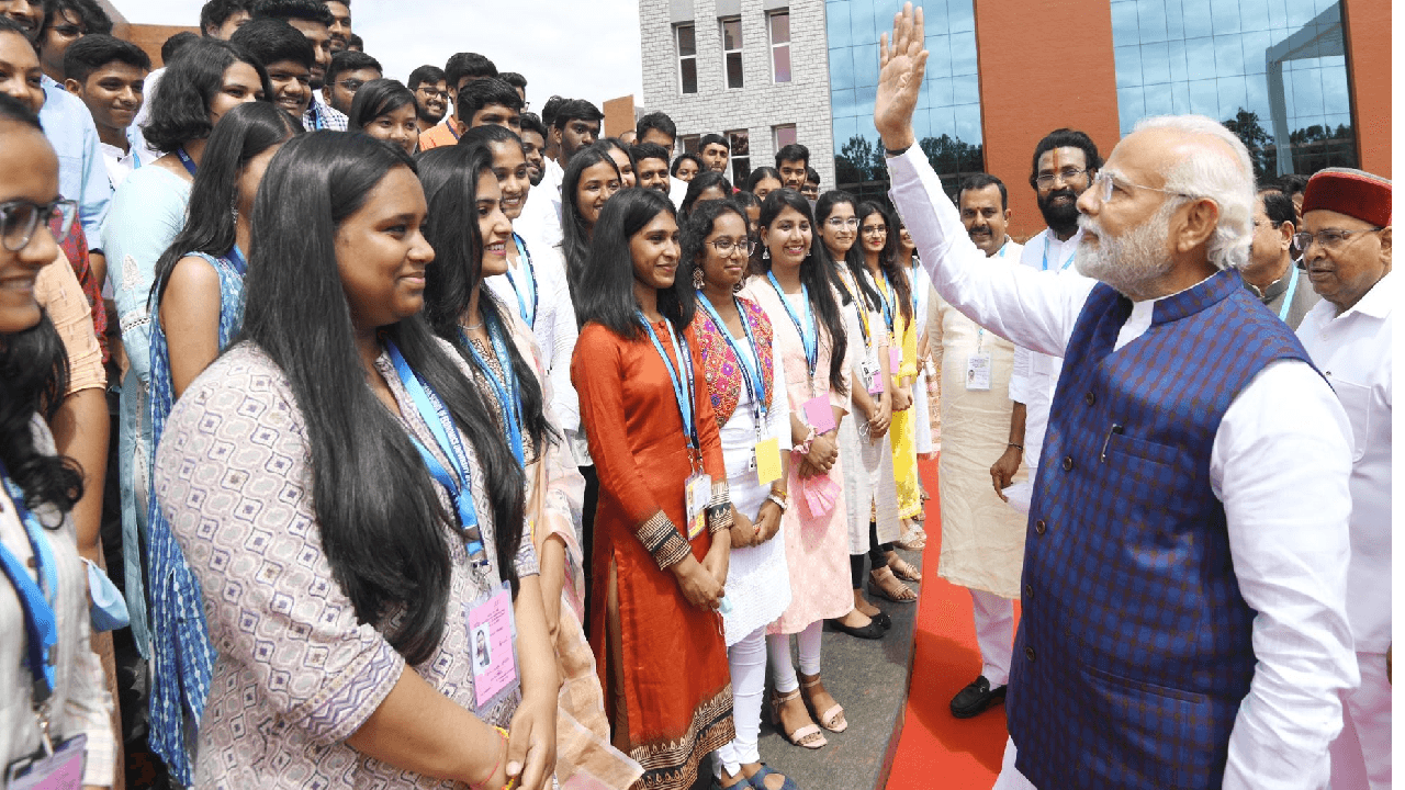 PM Modi Karnataka Visit: पीएम मोदी ने भीड़ का अभिवादन करने के लिए बेंगलुरु की सड़क पर रोकी कार