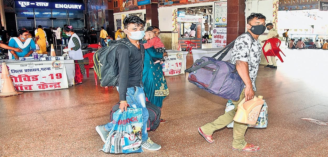 Bihar Corona: कोरोना के खतरे पर गंभीर नहीं प्रशासन, पटना के सभी स्टेशनों पर बिना जांच ही बाहर निकल रहे यात्री