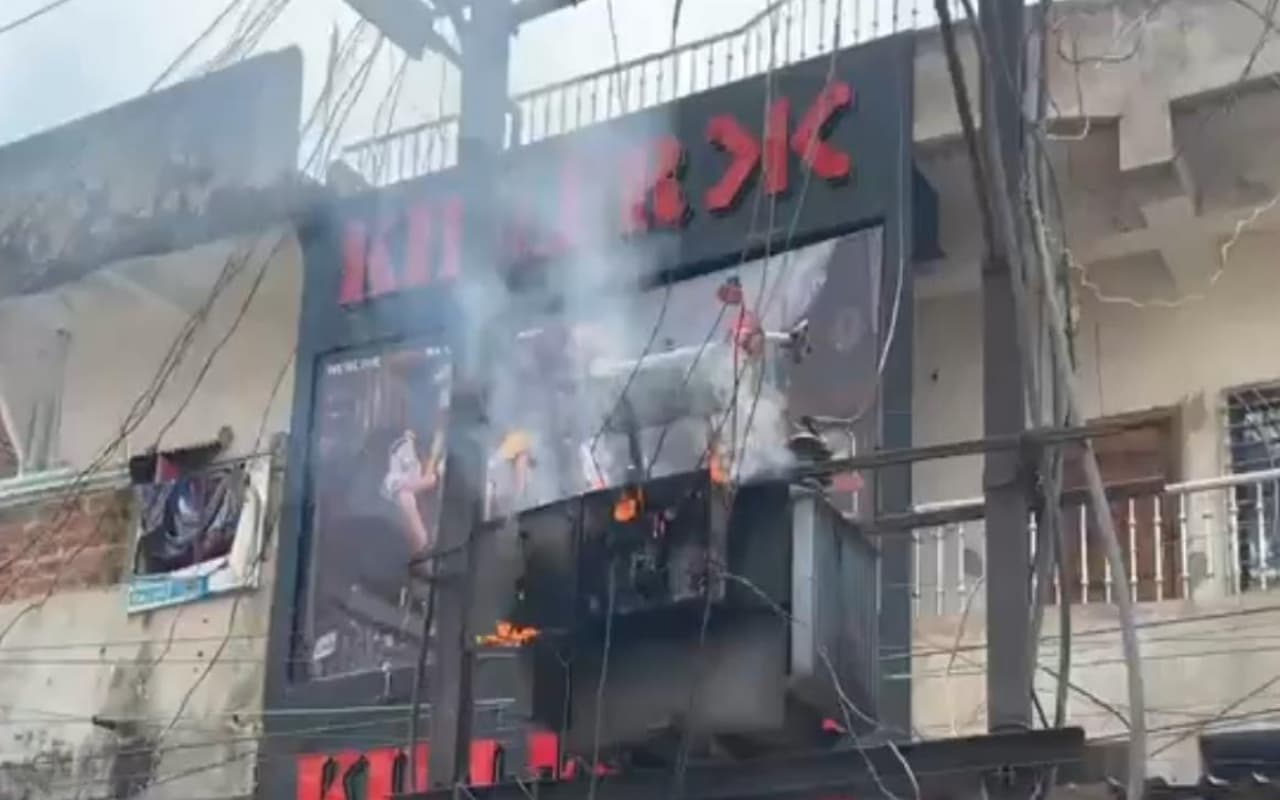 चक्रधरपुर में शार्ट सर्किट से लगी आग, धू-धू कर जला ट्रांसफार्मर