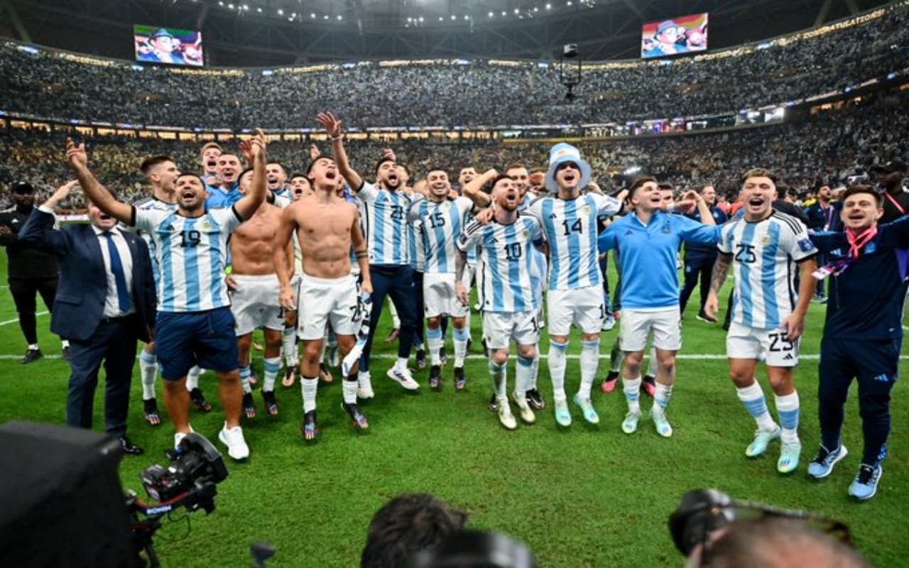 FIFA World Cup जीतने के बाद मेसी ने ड्रेसिंग रूम में की जमकर मस्ती, खिलाड़ियों के साथ ऐसे मनाया जश्न VIDEO FIFA World Cup जीतने के बाद मेसी ने ड्रेसिंग रूम में की जमकर मस्ती, खिलाड़ियों के साथ ऐसे मनाया जश्न VIDEO