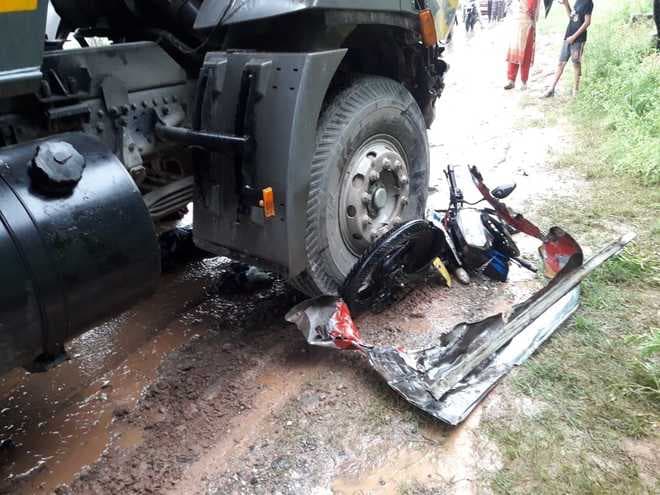 बाइक सवार को कुचल कर भाग रहे ट्रक ड्राइवर को बस ने कुचला, दोनों की मौके पर  मौत