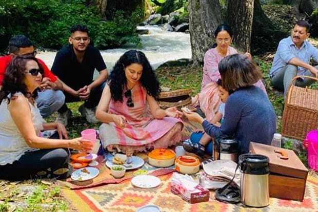 कंगना रनौत ने फैमिली संग मनाली में यूं मनाई पिकनिक, देखें एक्ट्रेस की मस्ती करते हुए तसवीरें