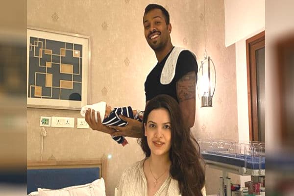 बेटे को गोद में लिए नजर आए हार्दिक पांड्या, नताशा ने शेयर की ये बेहद प्यारी तसवीर