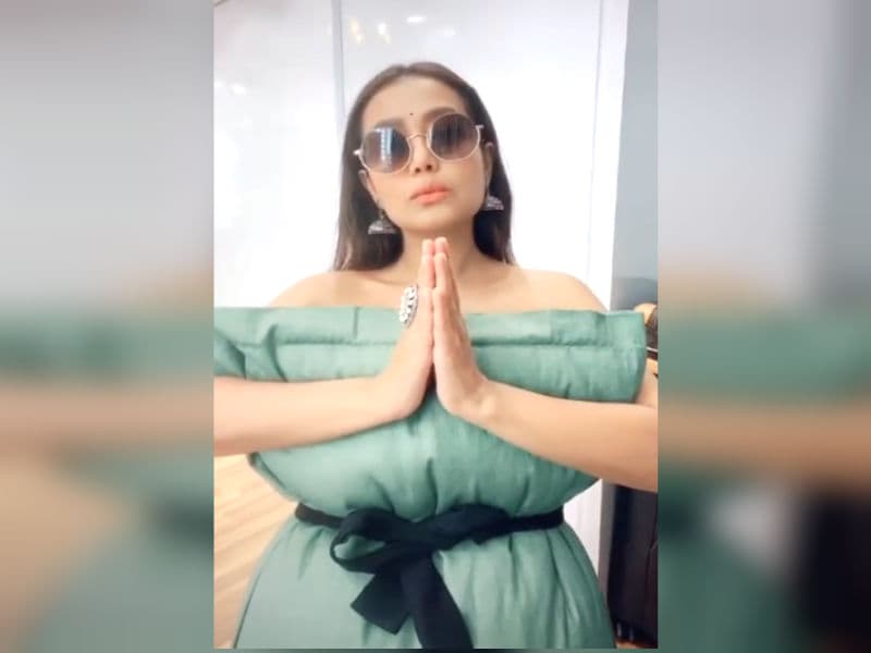 Neha Kakkar ने तकिए को बनाया ड्रेस, यूजर्स बोले- ये क्या पहन लिया...